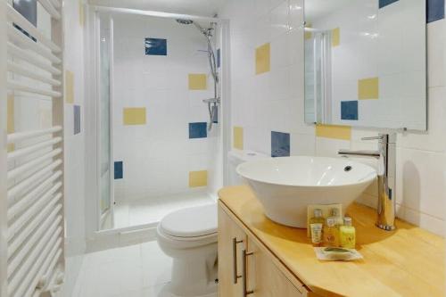 une salle de bain avec un lavabo, des toilettes et une douche dans l'établissement Rue St Gaetan location old town, à Nice