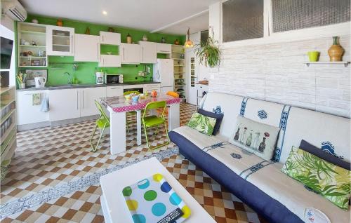 un salon avec un canapé et une table dans l'établissement Awesome Apartment In Saint-Étienne, à Saint-Étienne