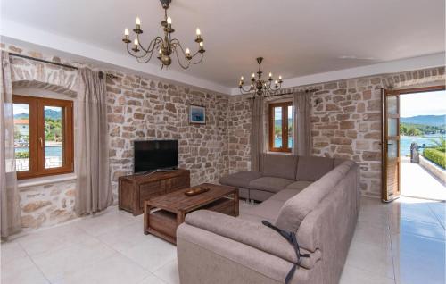 a living room with a couch and a tv at Three-Bedroom Holiday Home In Loviste in Lovište