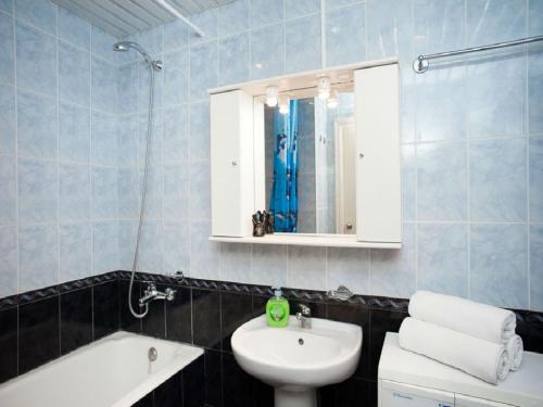 uma casa de banho com um lavatório, um WC e um espelho. em InnDays on Nagornaya em Moscovo