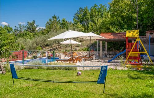 plac zabaw z basenem, zjeżdżalnią i parasolem w obiekcie Four-Bedroom Holiday Home In Grubine w mieście Grubine