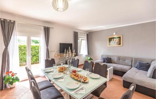 jadalnia ze stołem i kanapą w obiekcie Four-Bedroom Holiday Home In Grubine w mieście Grubine