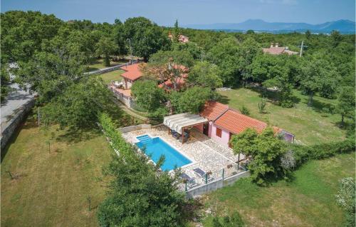 widok z lotu ptaka na dom z basenem w obiekcie Holiday Home Breg V w mieście Raša