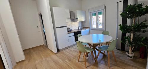 a kitchen and dining room with a table and chairs at B&B 3Rome Salaria in Monterotondo
