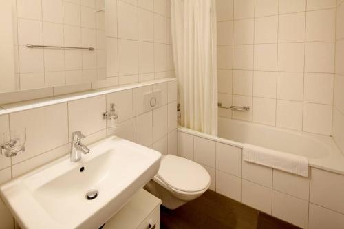 Ένα μπάνιο στο Executive 2BD flat city center - near FIFA - Wille 2