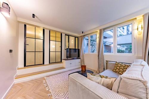 un salon avec un canapé et une télévision dans l'établissement NEW Spacious 4 Star Family Apartment in Chic 16th District, à Paris