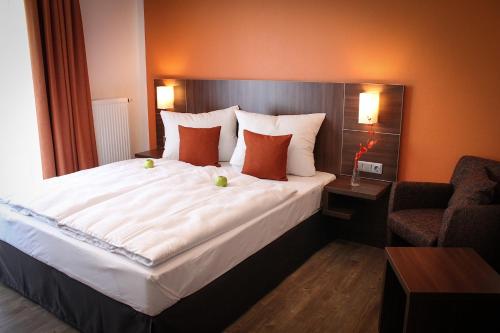 En eller flere senge i et værelse på Hotel Rosenhof Garni