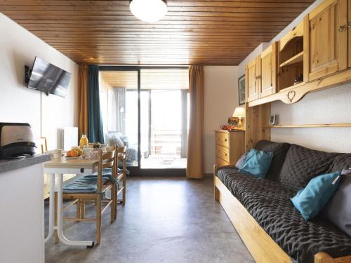 un salon avec un canapé et une table dans l'établissement Apartment Schuss 309 by Interhome, à Val Thorens
