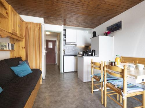 Il dispose d'une cuisine et d'un salon avec un canapé et une table. dans l'établissement Apartment Schuss 309 by Interhome, à Val Thorens
