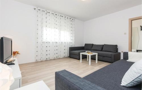 Two-Bedroom Holiday Home In Zadar