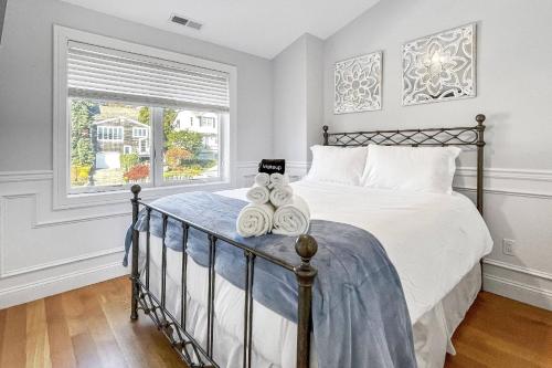 Ένα ή περισσότερα κρεβάτια σε δωμάτιο στο Sunrise Waterfront Retreat