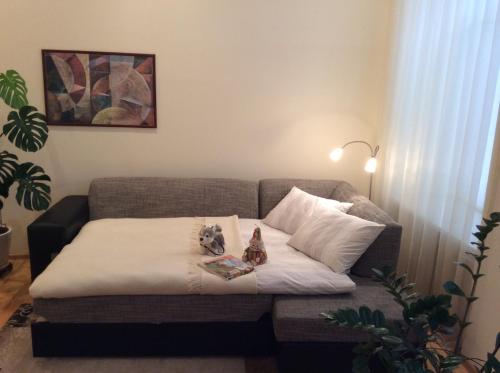 ein Sofa mit zwei ausgestopften Tieren darauf im Wohnzimmer in der Unterkunft Kranto Luxe Stay in Panevėžys
