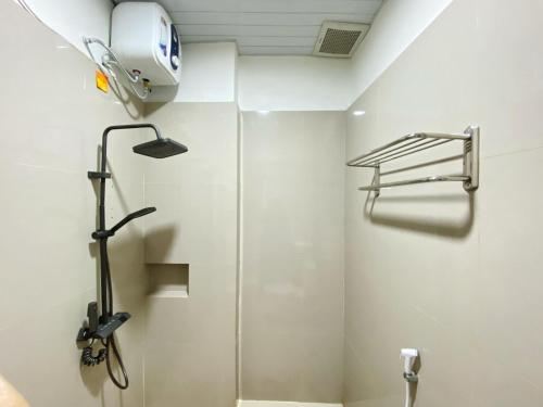 a bathroom with a shower stall and a toilet at Double D Guesthouse Syariah in Bukittinggi
