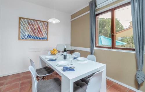 2 Bedroom Cozy Apartment In Novi Vinodolski