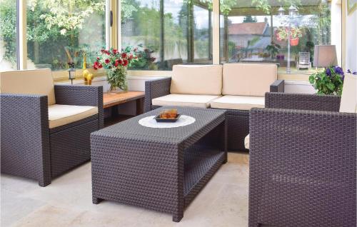 d'une terrasse avec des meubles en osier, une table et des chaises. dans l'établissement Cozy Home In Sahurs With Wifi, à Sahurs