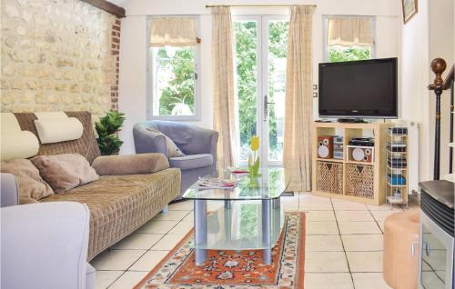 un salon avec un canapé et une télévision dans l'établissement Cozy Home In Sahurs With Wifi, à Sahurs