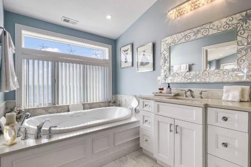 Ένα μπάνιο στο Sunrise Waterfront Retreat