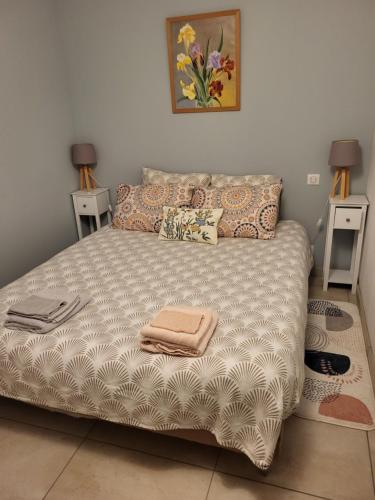 - une chambre avec un lit et 2 tables de chevet dans l'établissement Trouille de mijourne, à Cachen