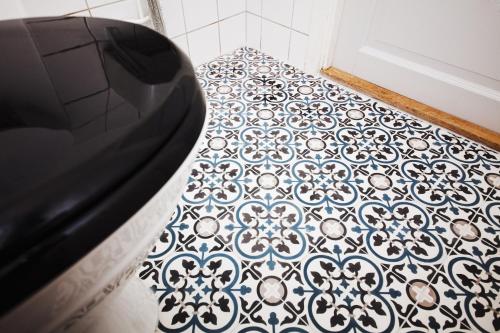 a bathroom with a blue and white tile floor at City Backpackers Hostel in Stockholm