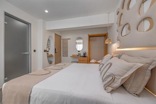 Кровать или кровати в номере Cabana White Boutique Hotel & Suites