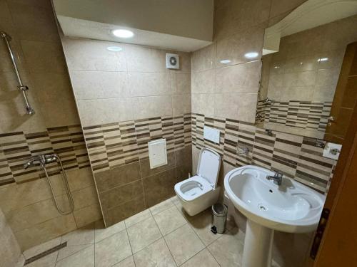 Bilik mandi di Hotel Pashtriku