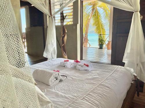 Postel nebo postele na pokoji v ubytování Madabay's Lodge Nosy Be