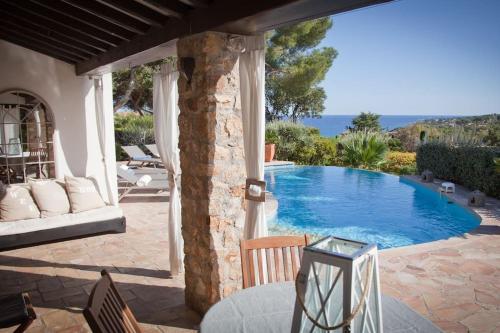 Cette villa dispose d'une piscine et d'une terrasse. dans l'établissement Villa La Crespina, à Saint-Aygulf