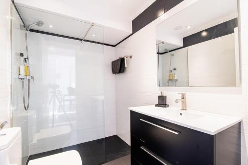 ein weißes Badezimmer mit Waschbecken und Dusche in der Unterkunft Apartment Amara AMONAREN ETXEA Free WiFi, ROOMS, rent parking in San Sebastián