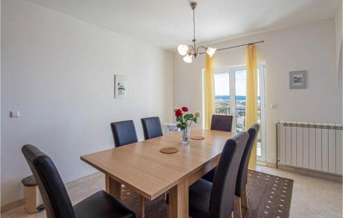 3 Bedroom Cozy Apartment In Podstrana