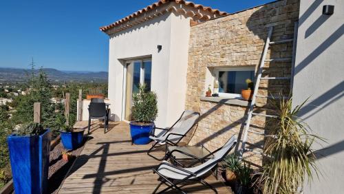 a patio with chairs and plants on a building at Rêve d'ESCAPADE chambre avec vue sublime sur les Cévennes Ardéchoises in Barjac