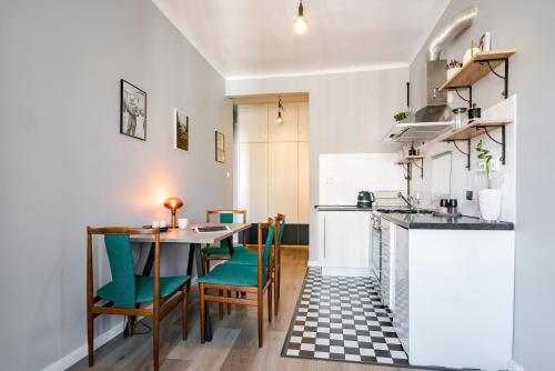 华沙Apartament Warszawa-Centrum free parking的房间里有一张桌子和几把椅子的厨房
