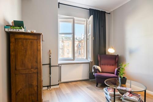 华沙Apartament Warszawa-Centrum free parking的客厅配有椅子和玻璃桌