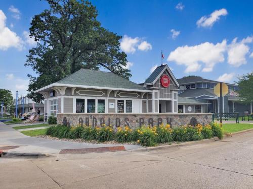 アーノルズ・パークにあるOkoboji Lakeside Retreat in Arnolds Parkの赤い時計が付いた白い家