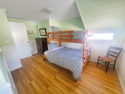 Ένα ή περισσότερα κρεβάτια σε δωμάτιο στο Pillsbury Point Cottage on West Lake Okoboji