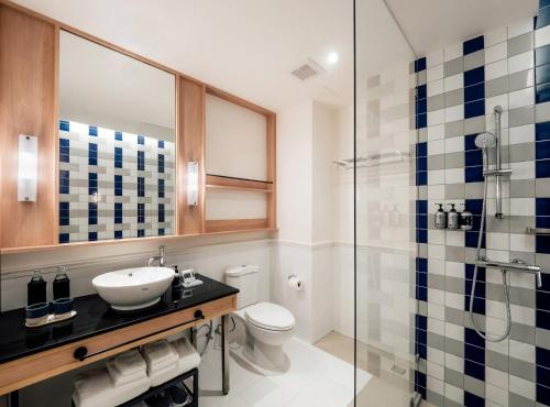 ein Badezimmer mit Waschbecken, Toilette und Dusche in der Unterkunft The StandardX, Bangkok Phra Arthit in Bangkok