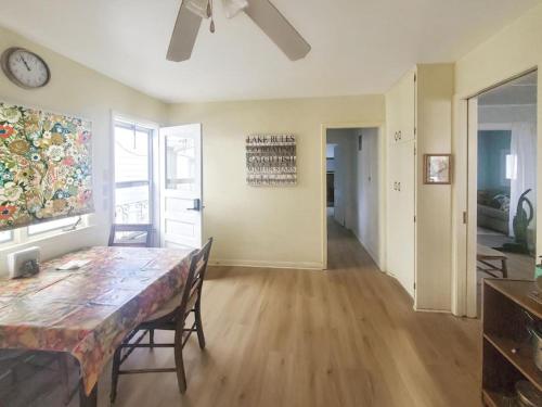 Μια τηλεόραση ή/και κέντρο ψυχαγωγίας στο Pillsbury Point Cottage on West Lake Okoboji