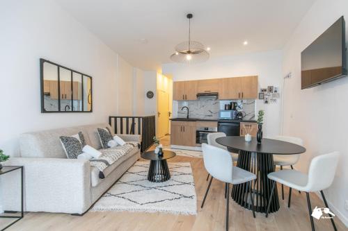 un salon avec un canapé et une table dans l'établissement MBA - Boulangers Splendide Appartement, à Paris