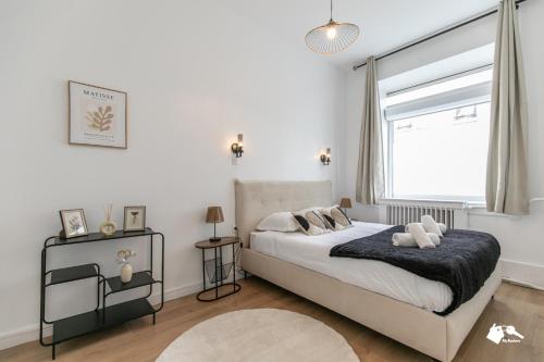 une chambre avec un lit et une fenêtre dans l'établissement MBA - Boulangers Splendide Appartement, à Paris