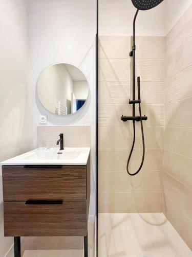une salle de bain avec une douche avec un lavabo et un miroir dans l'établissement Le Bistrot d'Eugène - Hypercentre - Calme, à Toulouse