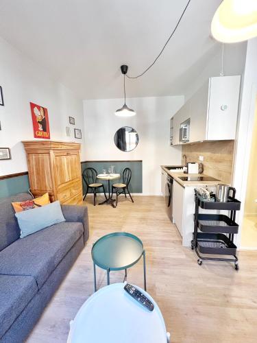 un salon avec un canapé et une table dans l'établissement Le Bistrot d'Eugène - Hypercentre - Calme, à Toulouse