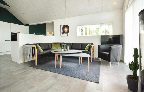 Kuchyň nebo kuchyňský kout v ubytování Four-Bedroom Holiday Home In Tarm