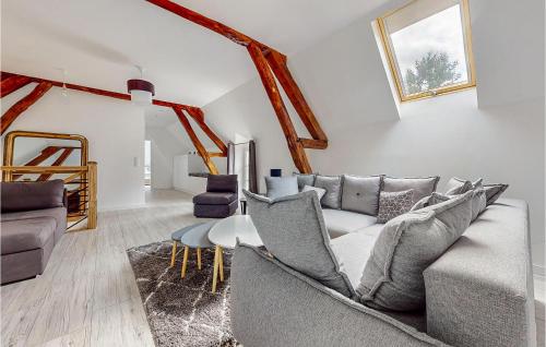 un salon avec un canapé et une table dans l'établissement Amazing Home In La Vernelle, à La Vernelle