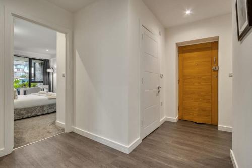 een lege hal met een deur en een badkamer bij 3-Bed, 2-Bath Wembley Apartment with Free Parking in Londen