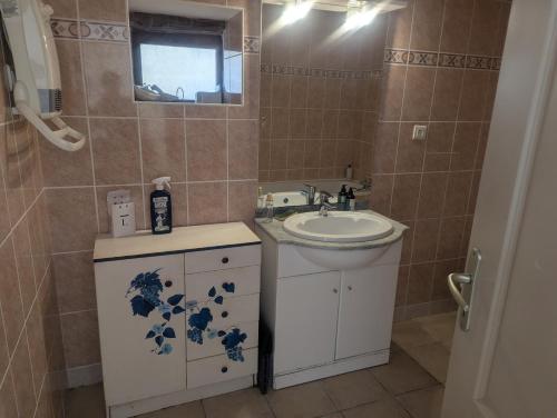 Un baño pequeño con lavabo e inodoro. en Gîte de Nirvana, en Figeac