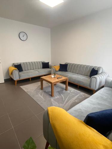 un salon avec deux canapés et une table basse dans l'établissement La Belle Licorne, à Saverne