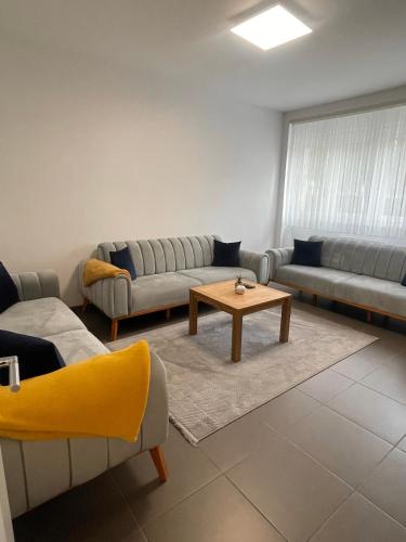 un salon avec des canapés et une table basse dans l'établissement La Belle Licorne, à Saverne