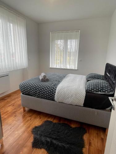 une chambre avec un lit et une chaise dedans dans l'établissement La Belle Licorne, à Saverne