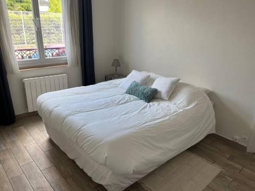 - un lit blanc avec 2 oreillers dans la chambre dans l'établissement GoodGuest- Cosy appartement Clichy, à Clichy