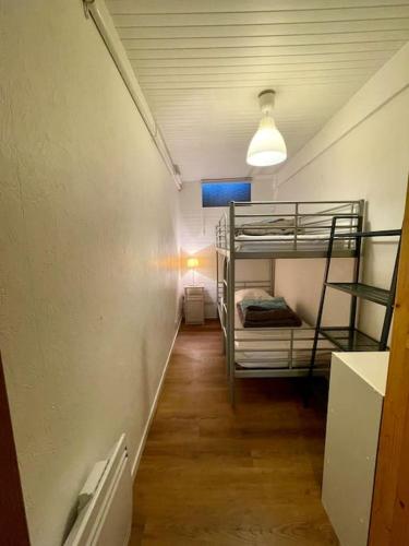 - un couloir avec 2 lits superposés dans une chambre dans l'établissement Appartement 2 ch - hyper centre Cauterets, à Cauterets