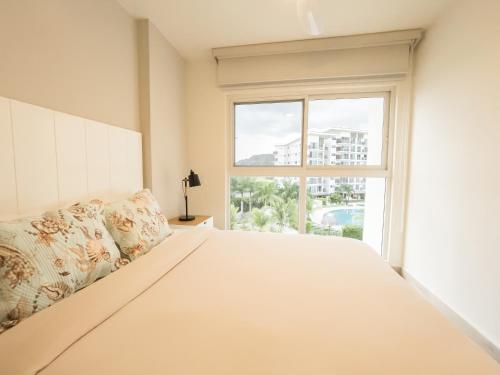 a bedroom with a large bed and a window at Ventanas del Mar by Playa Caracol 3 Habitaciones in Punta Chame
